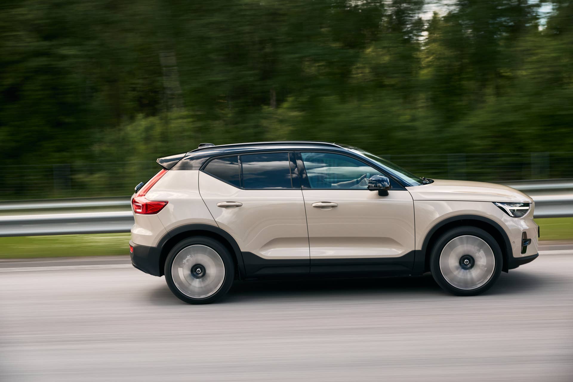 Volvo Offers Enticing EX40 Lease Deal For July - Autoblog