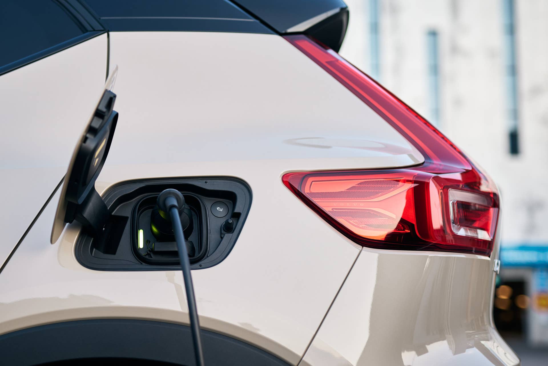 Charging the 2025 Volvo EX40 Twin Motor Ultra