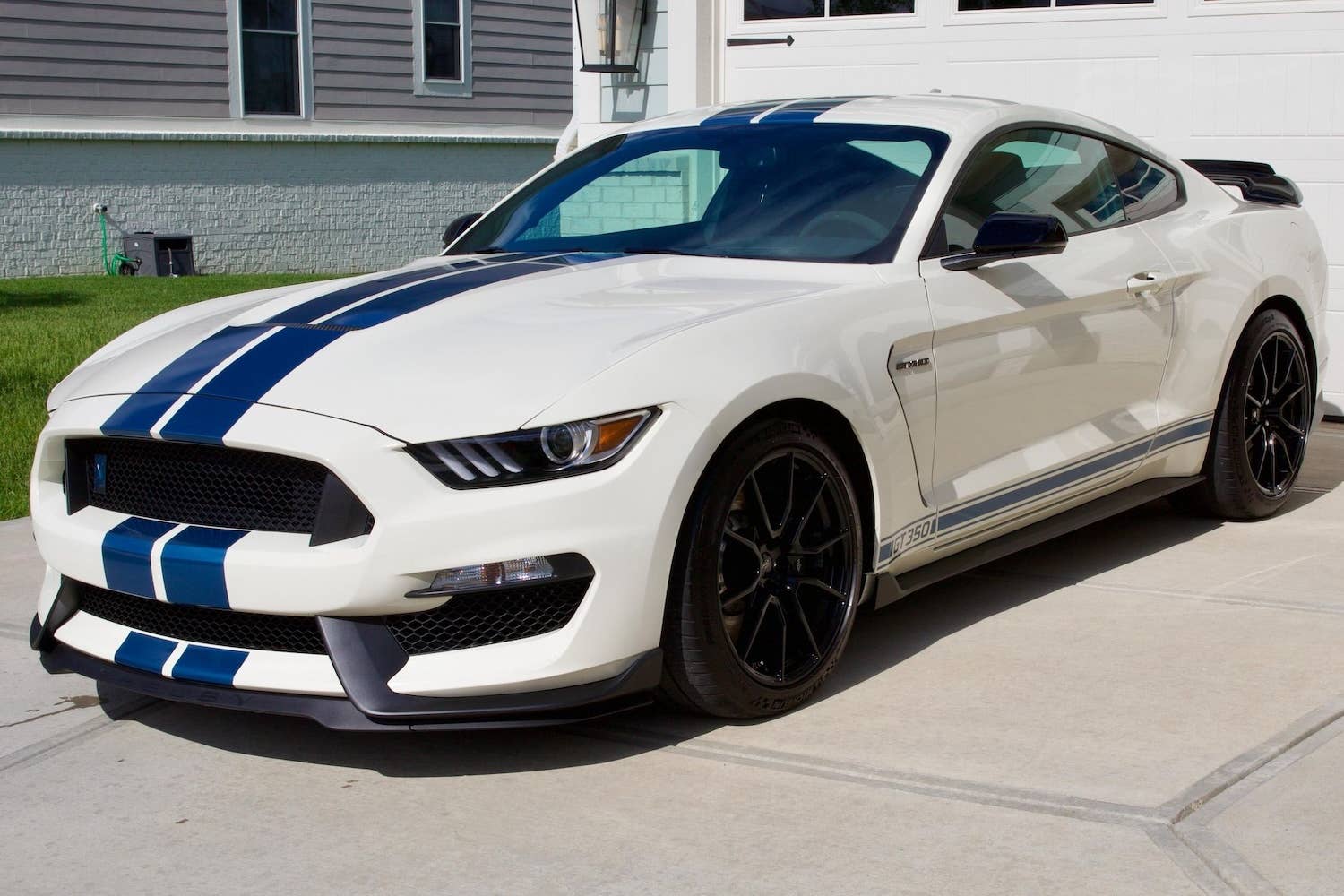 2020 Ford Mustang Shelby GT350 front quarter static