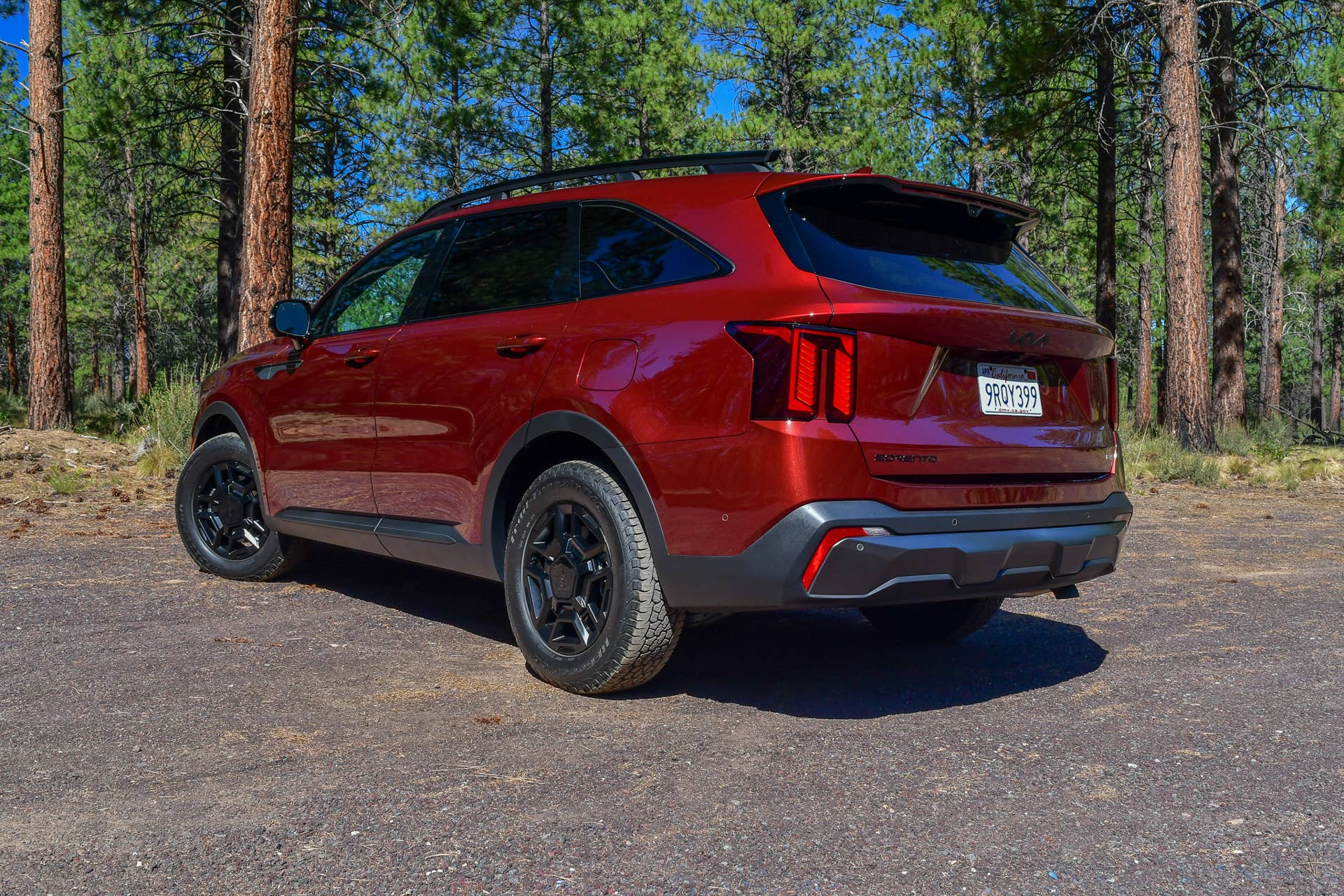 The rear quarter profile of the 2025 Kia Sorento X-Pro SX Prestige