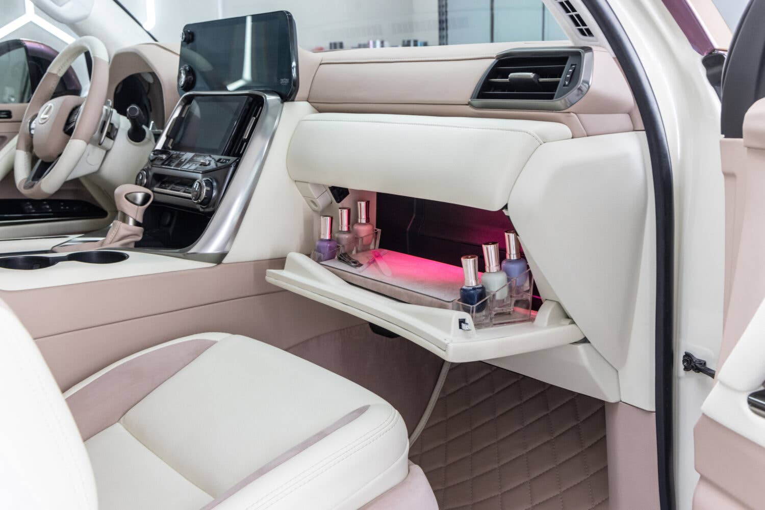 Lexus Glam LX compartment
