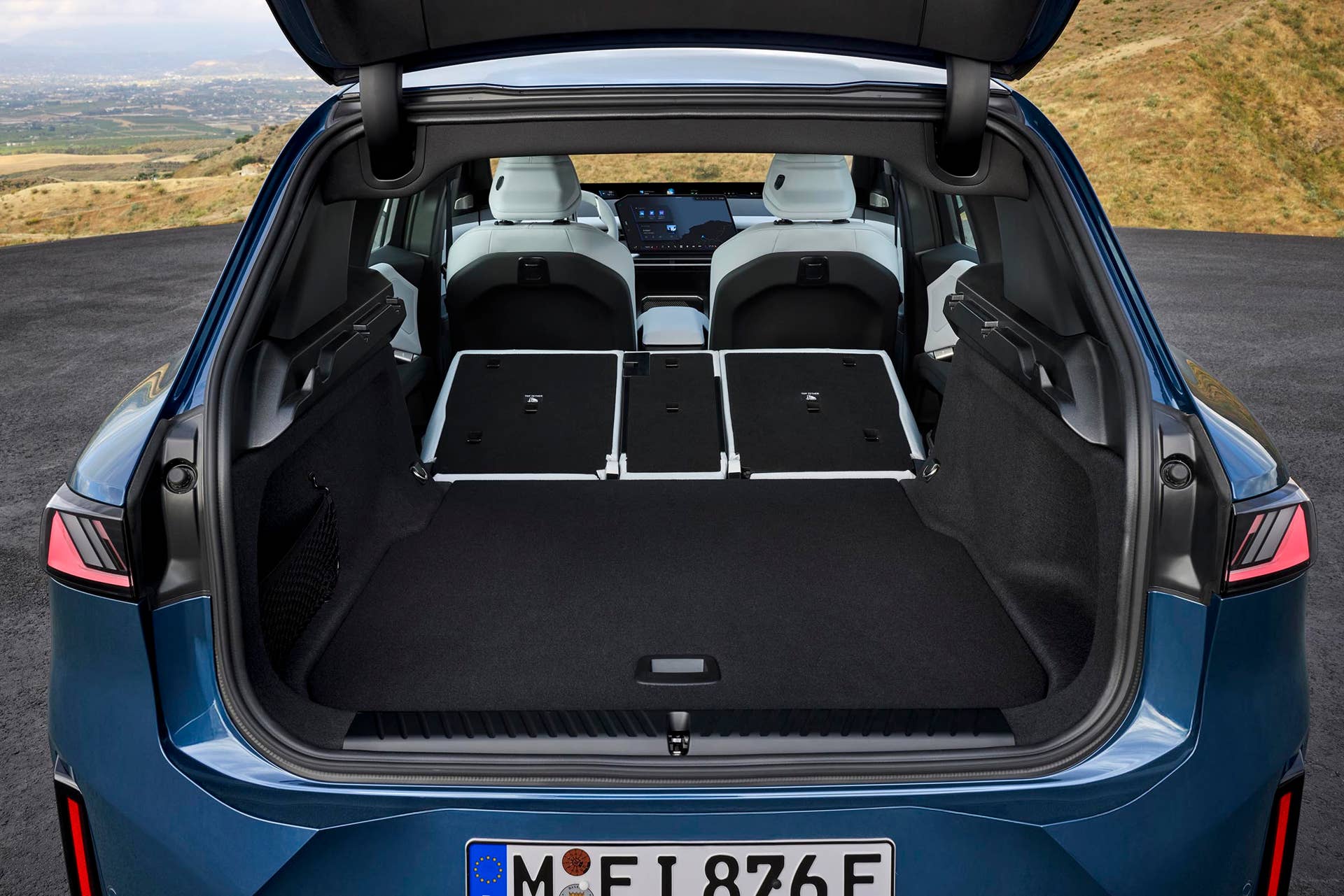BMW iX3 - cargo compartment seats down
