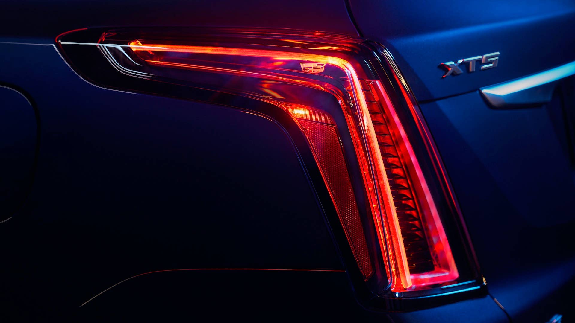 Close-up shot of the taillight on the 2025 Cadillac XT5 Sport Platinum in Opulent Blue Metallic.