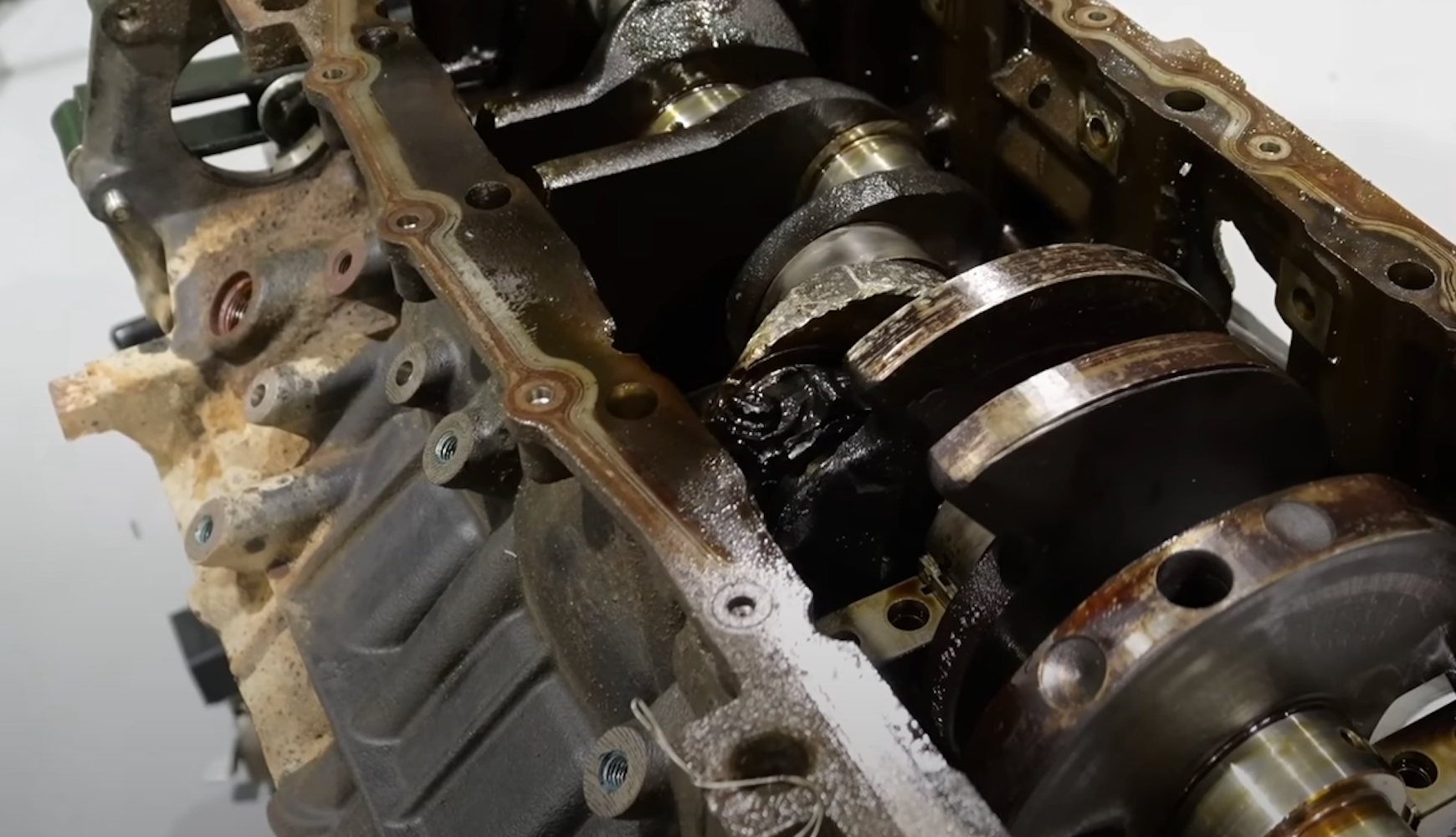 Teardown Uncovers Catastrophic Failure in Ford Boss 6.2L V8 Engine ...
