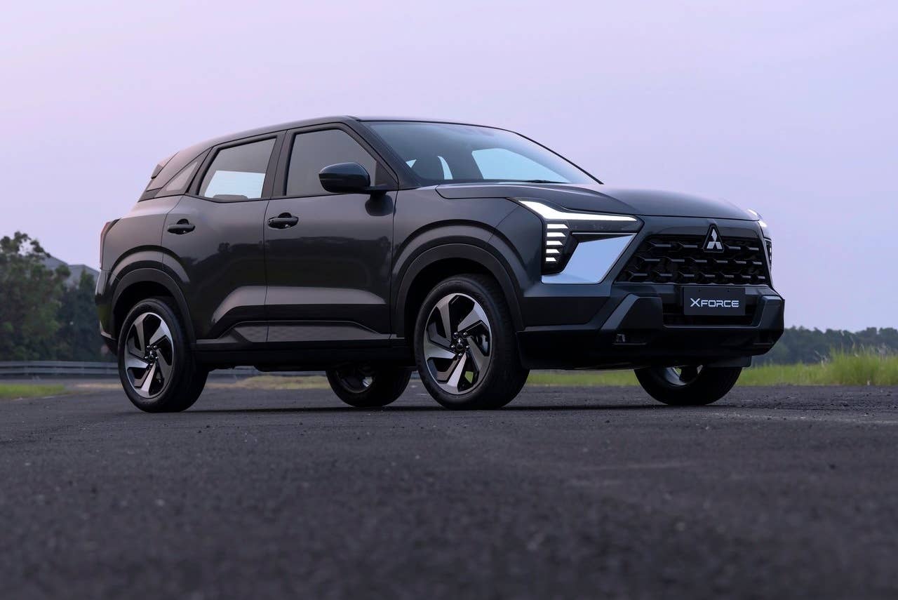 Mitsubishi X-Force front quarter side