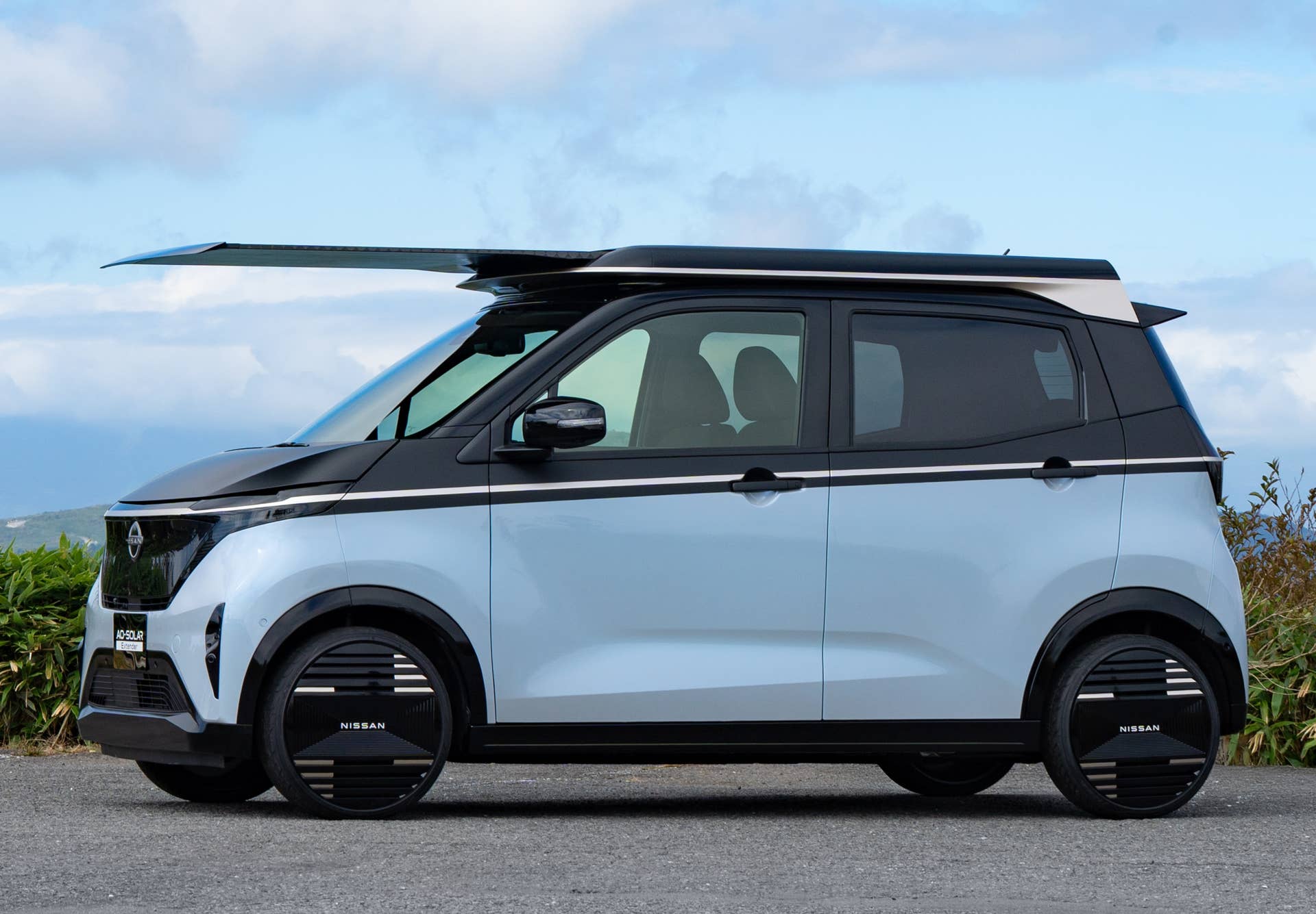Nissan Sakura EV Solar Power side roof extended