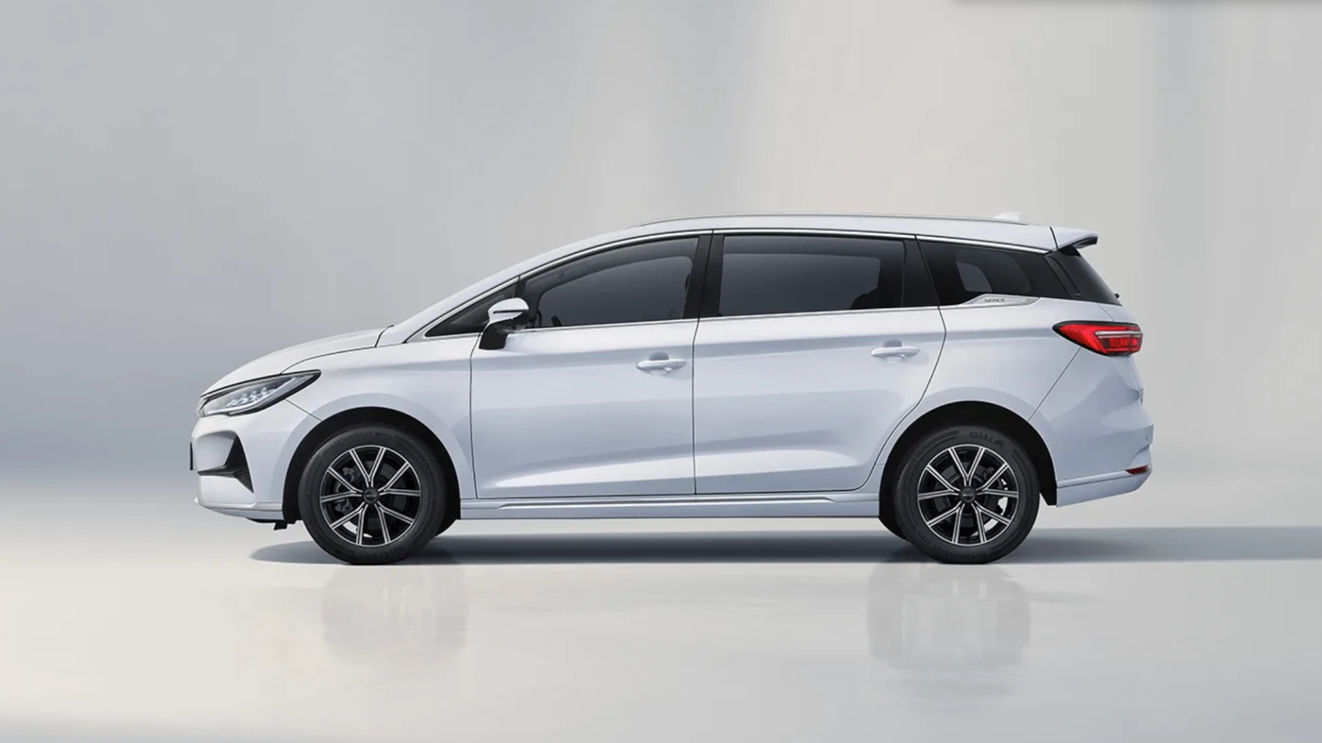 BYD eMAX 7 Side Profile