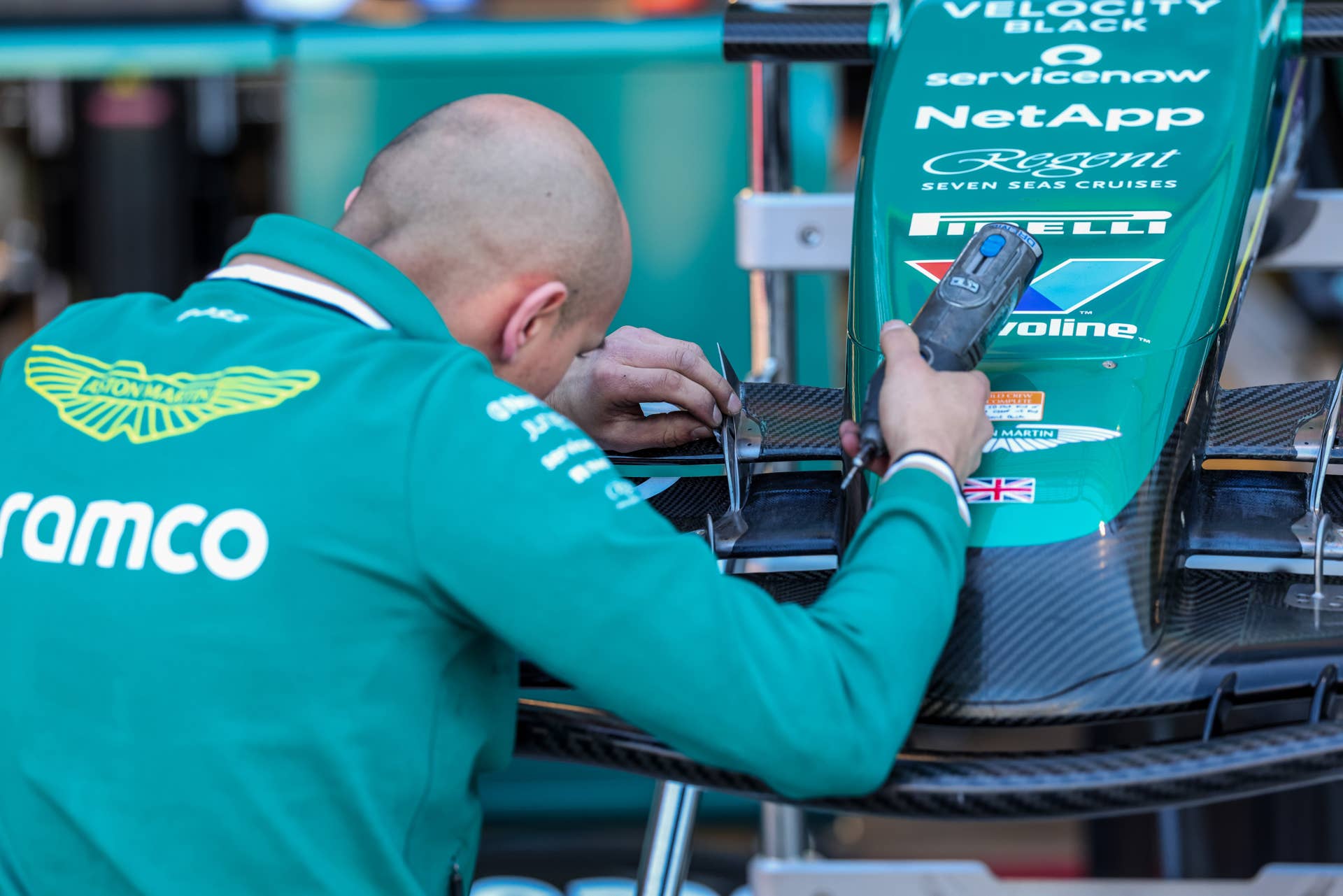 A mechanic from the Aston Martin Aramco Formula 1 team