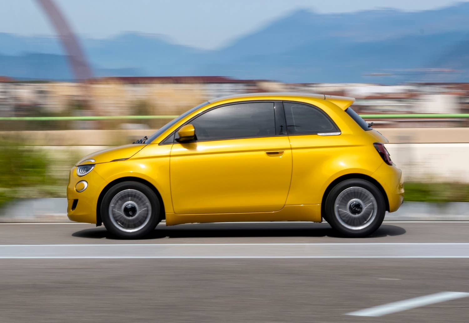 Fiat 500 Hybrid yellow side dynamic