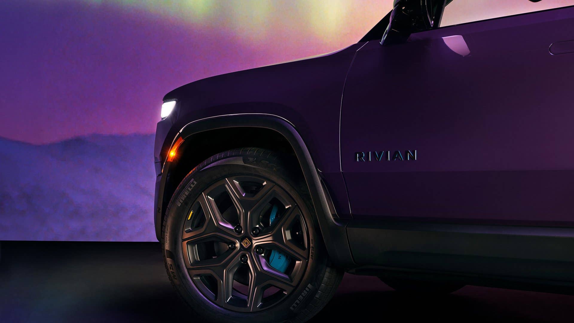 Rivian R1S in Borealis
