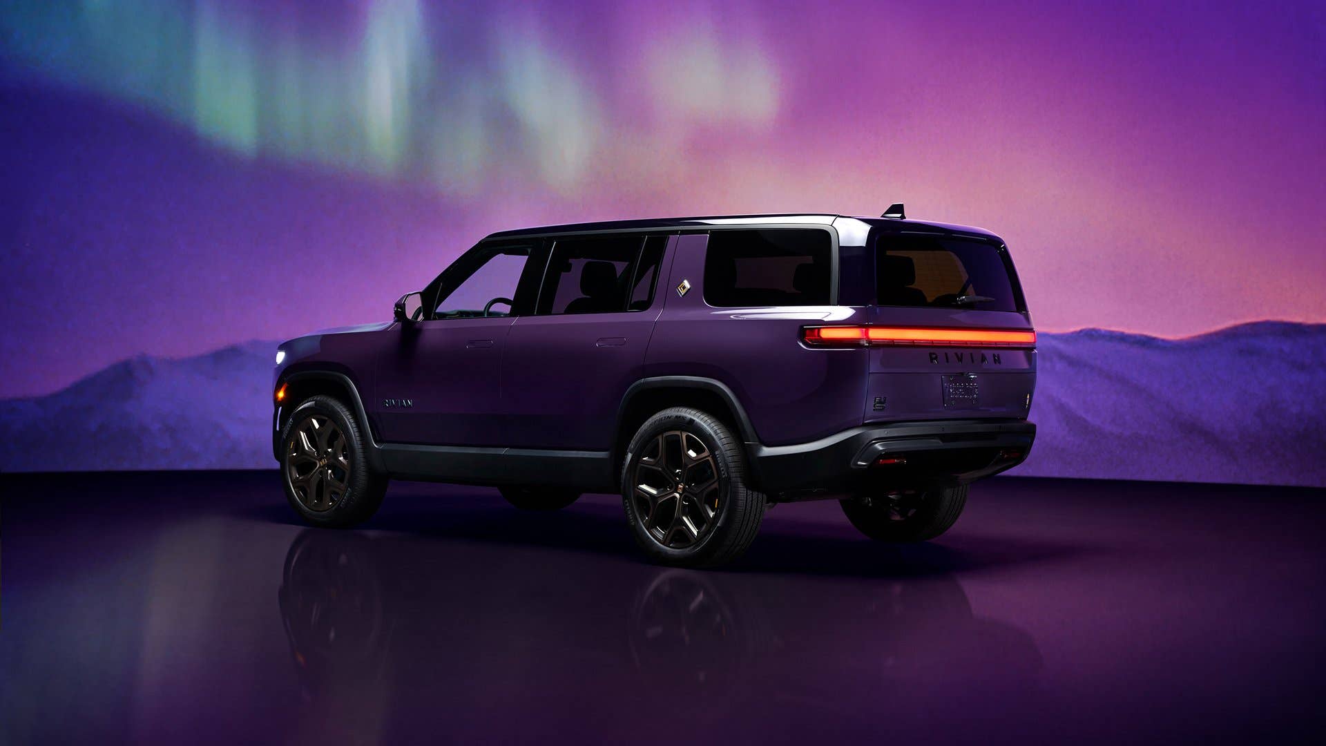 Rivian R1S in Borealis