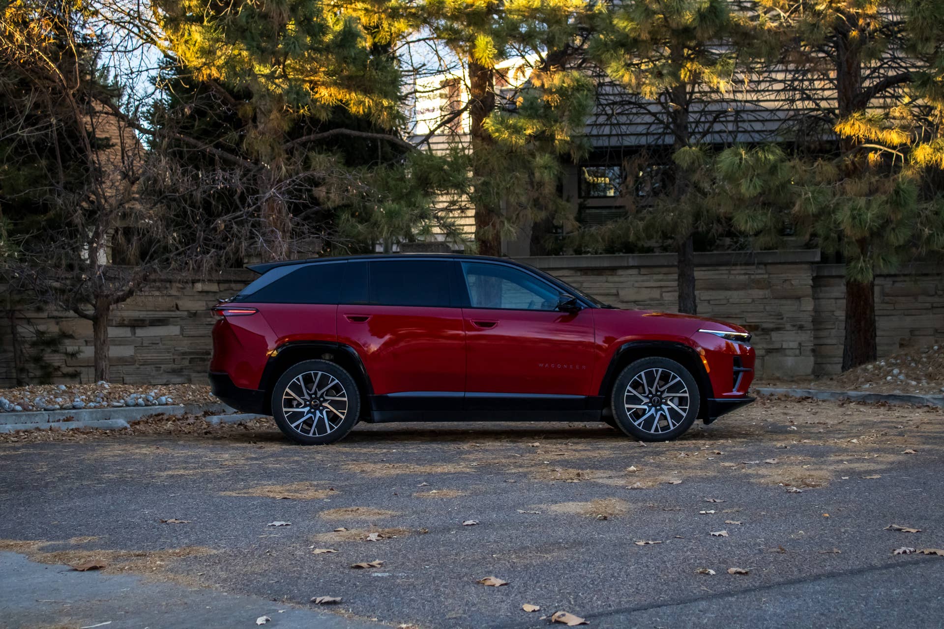 2025-2026 Jeep Wagoneer S in Red Hot Pearl-Coat and black two-tone side view