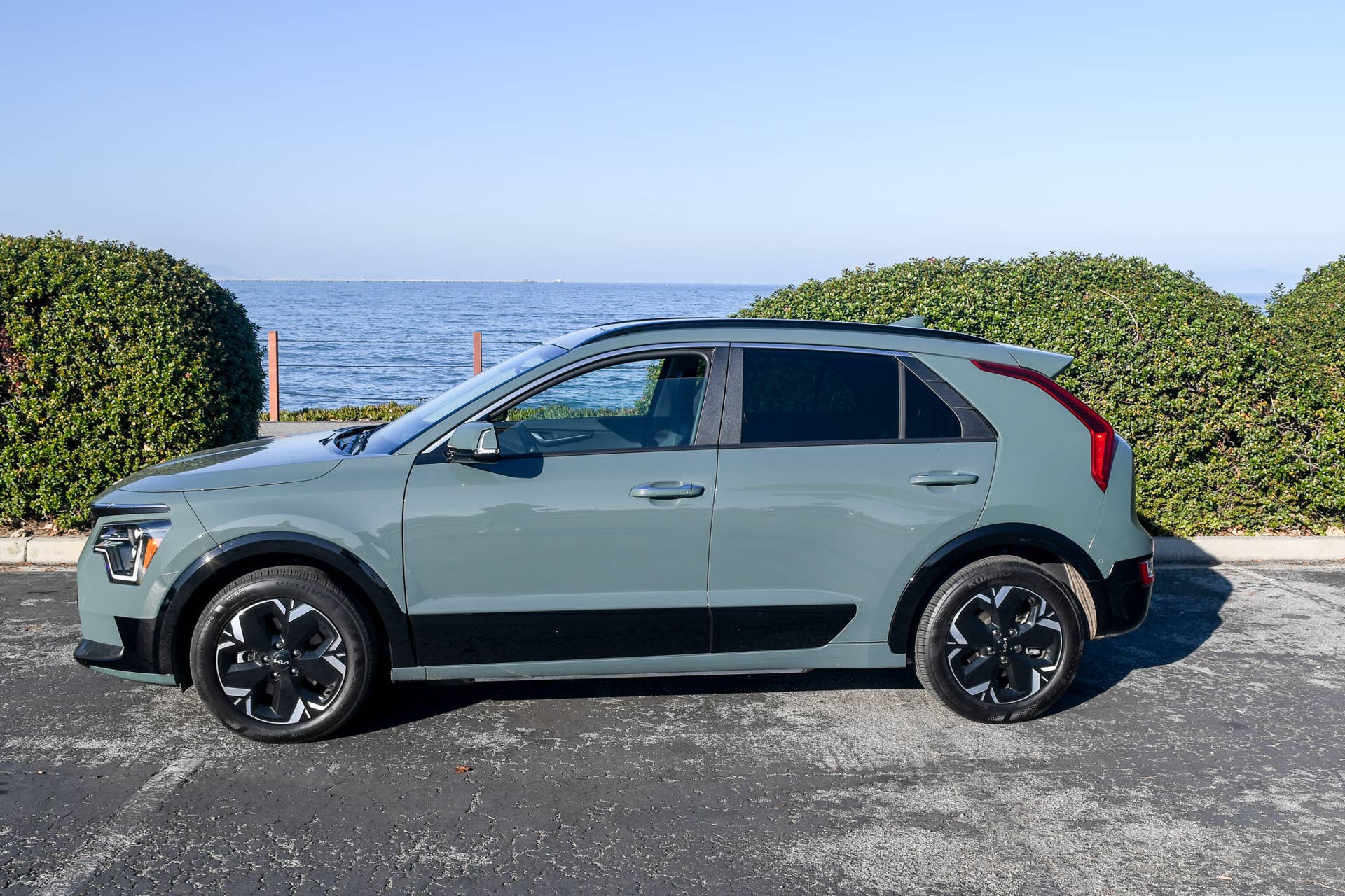 The side profile of the 2025 Kia Niro EV Wave