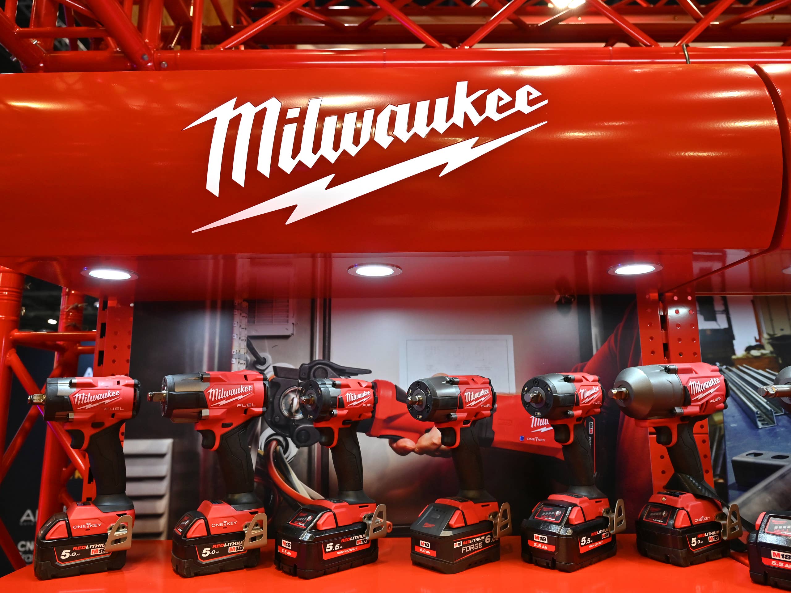 The Milwaukee M18 LED Work Light Is 48% Off at Amazon - Autoblog The Milwaukee M18 LED Work Light Is 48% Off at Amazon - Autoblog