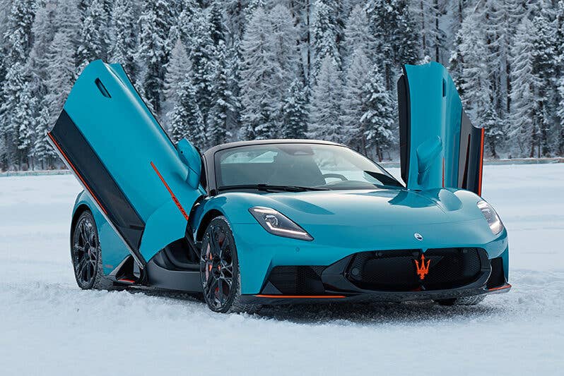マジェスティ Maserati 'Freezes Fire' on a Swiss Lake With Its Latest Bespoke