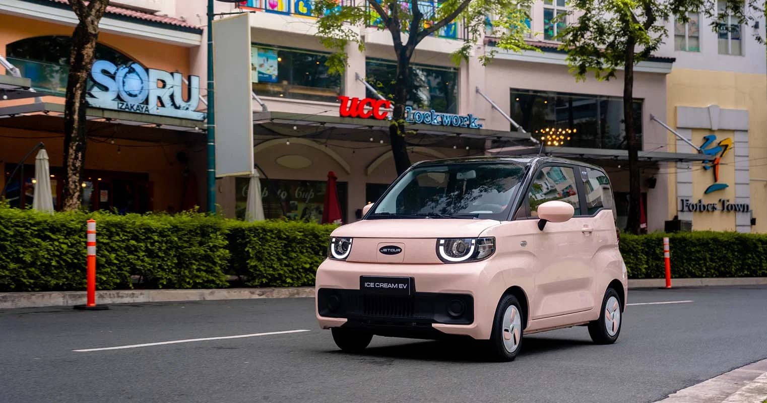 2026 Jetour Ice Cream driving in the city