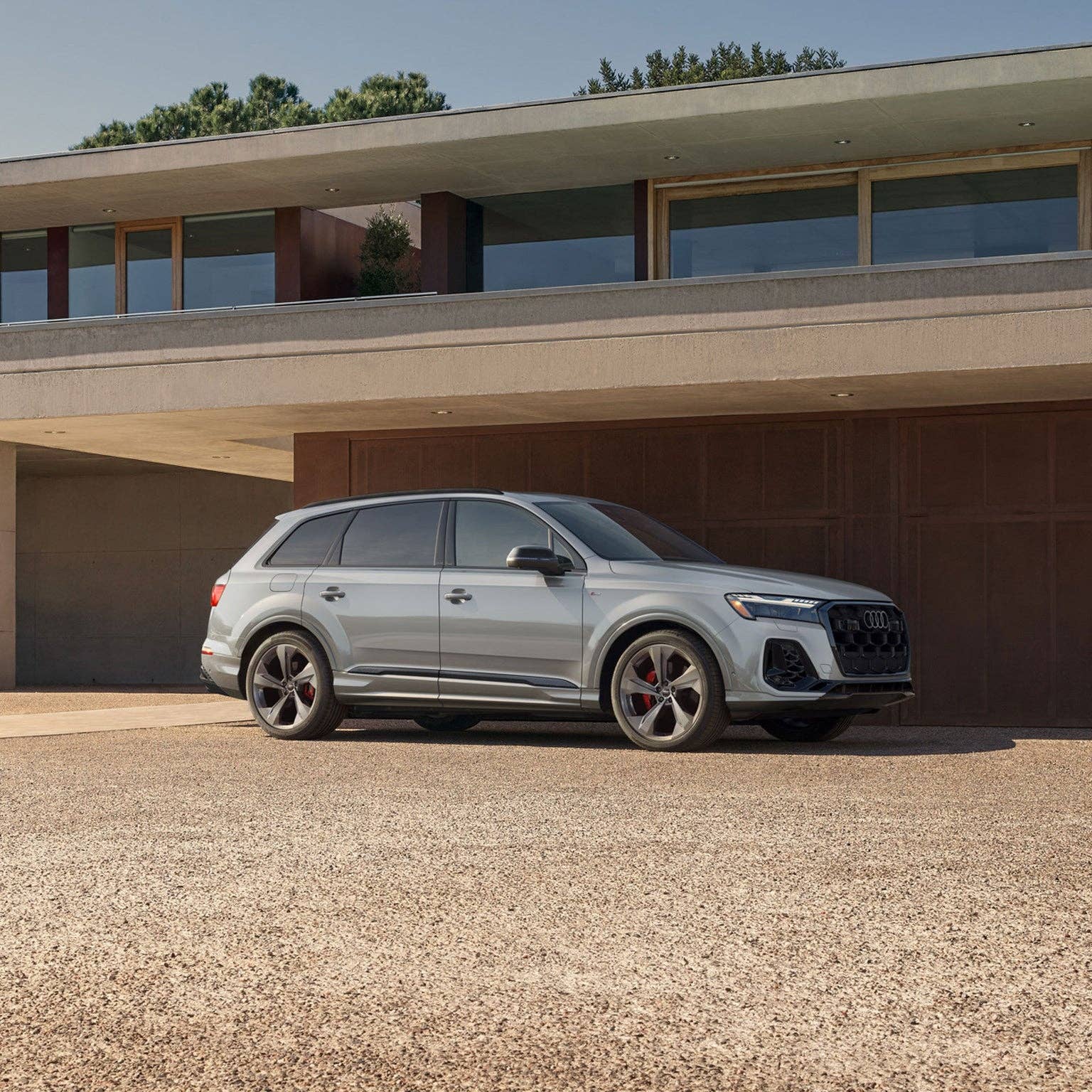 2026 Audi Q7 silver side view