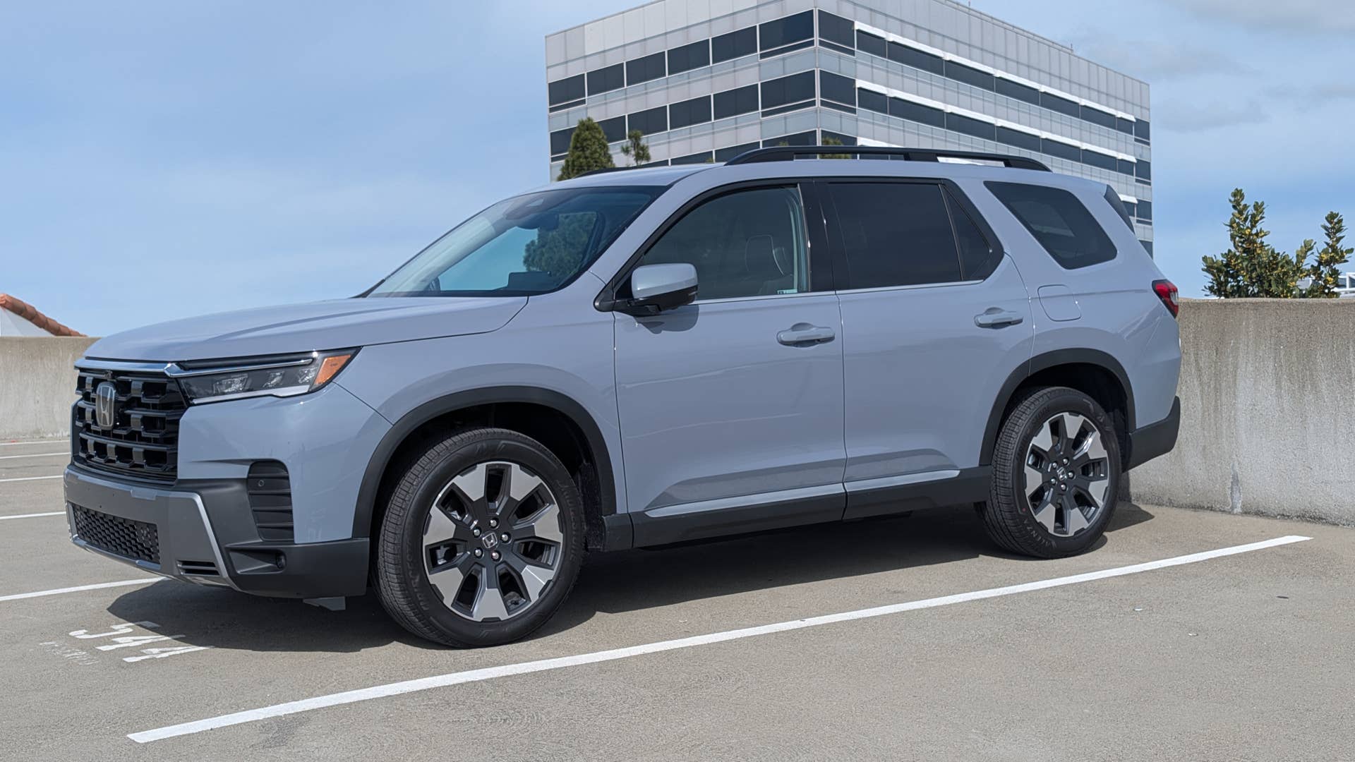 The side profile of the 2026 Honda Pilot Elite AWD