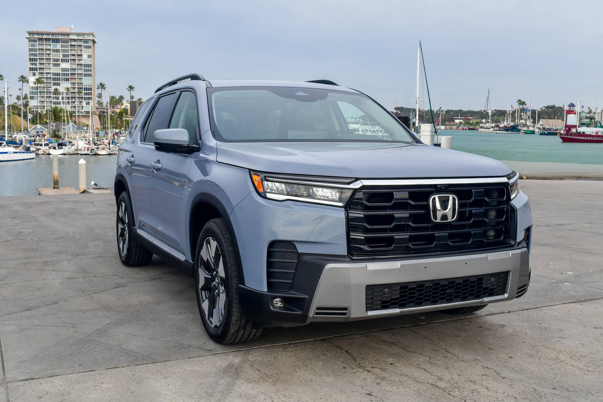 The front end of the 2026 Honda Pilot Elite AWD