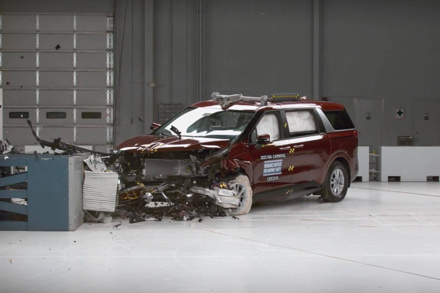 Kia Carnival tested by the IIHS