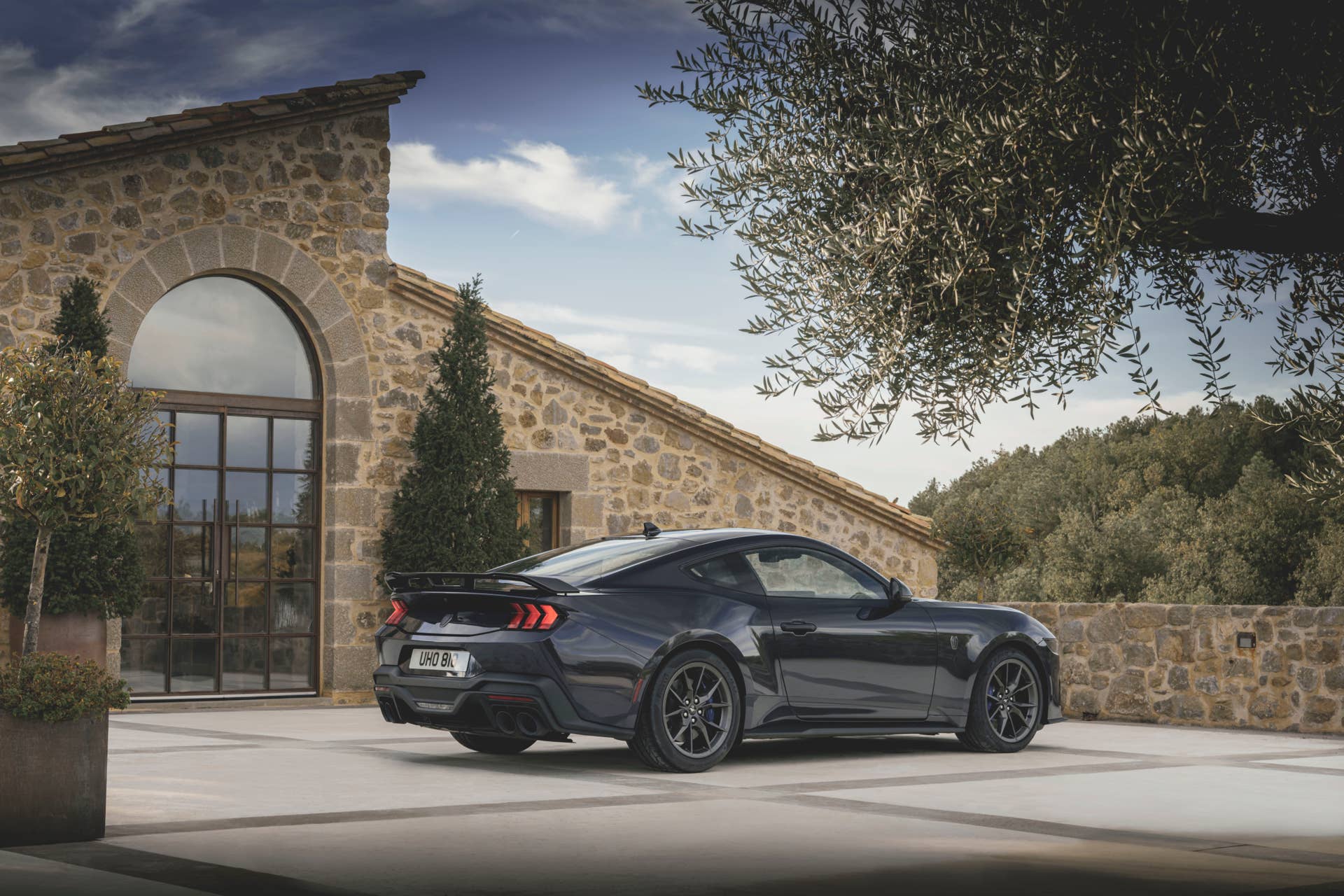 2024-ford-mustang-dark-horse-carbonized-grey-rear-34-static.jpg?io=1&profile=rss