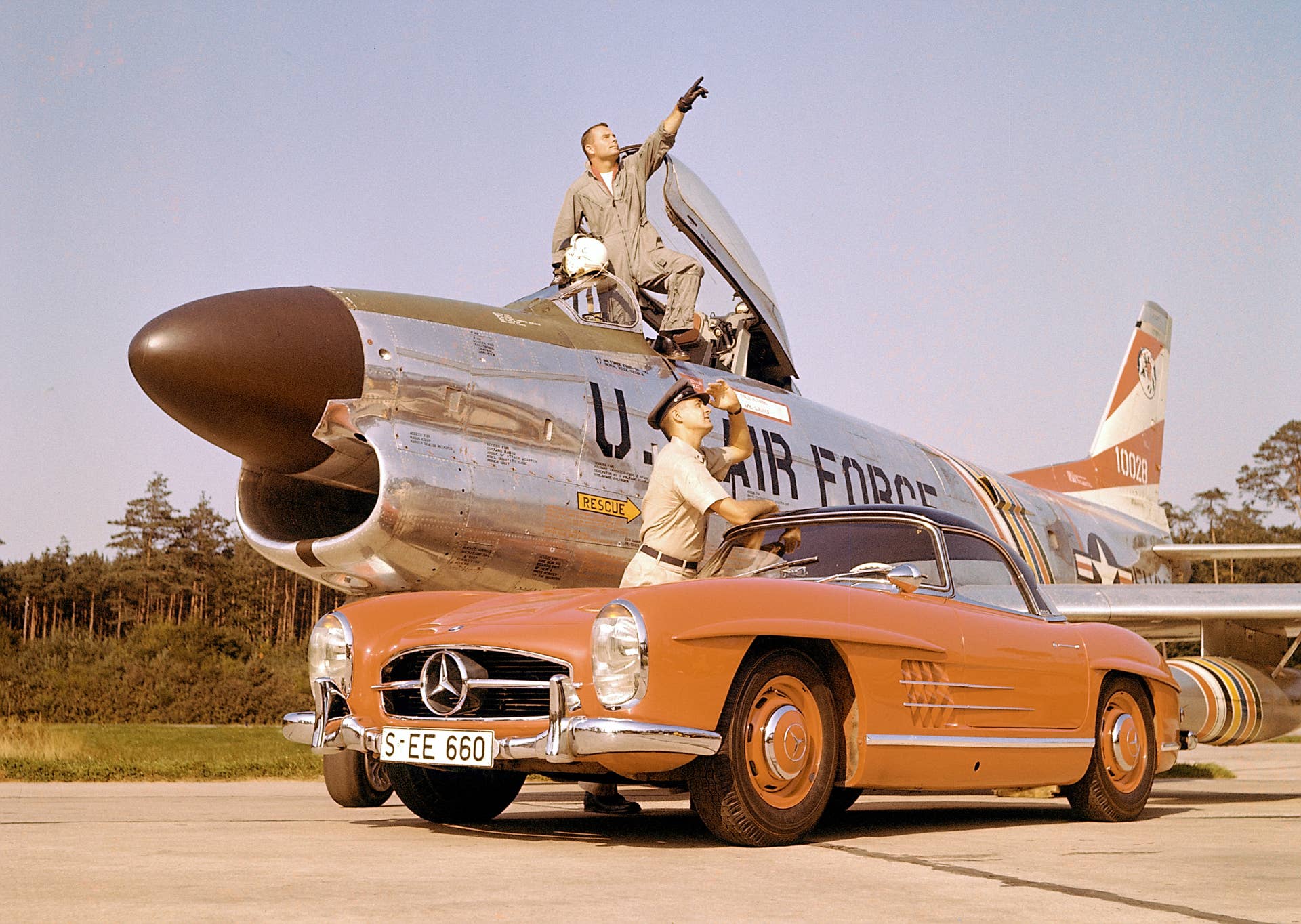 Mercedes-Benz 300 SL Roadster with an aircraft of the US Air Force.