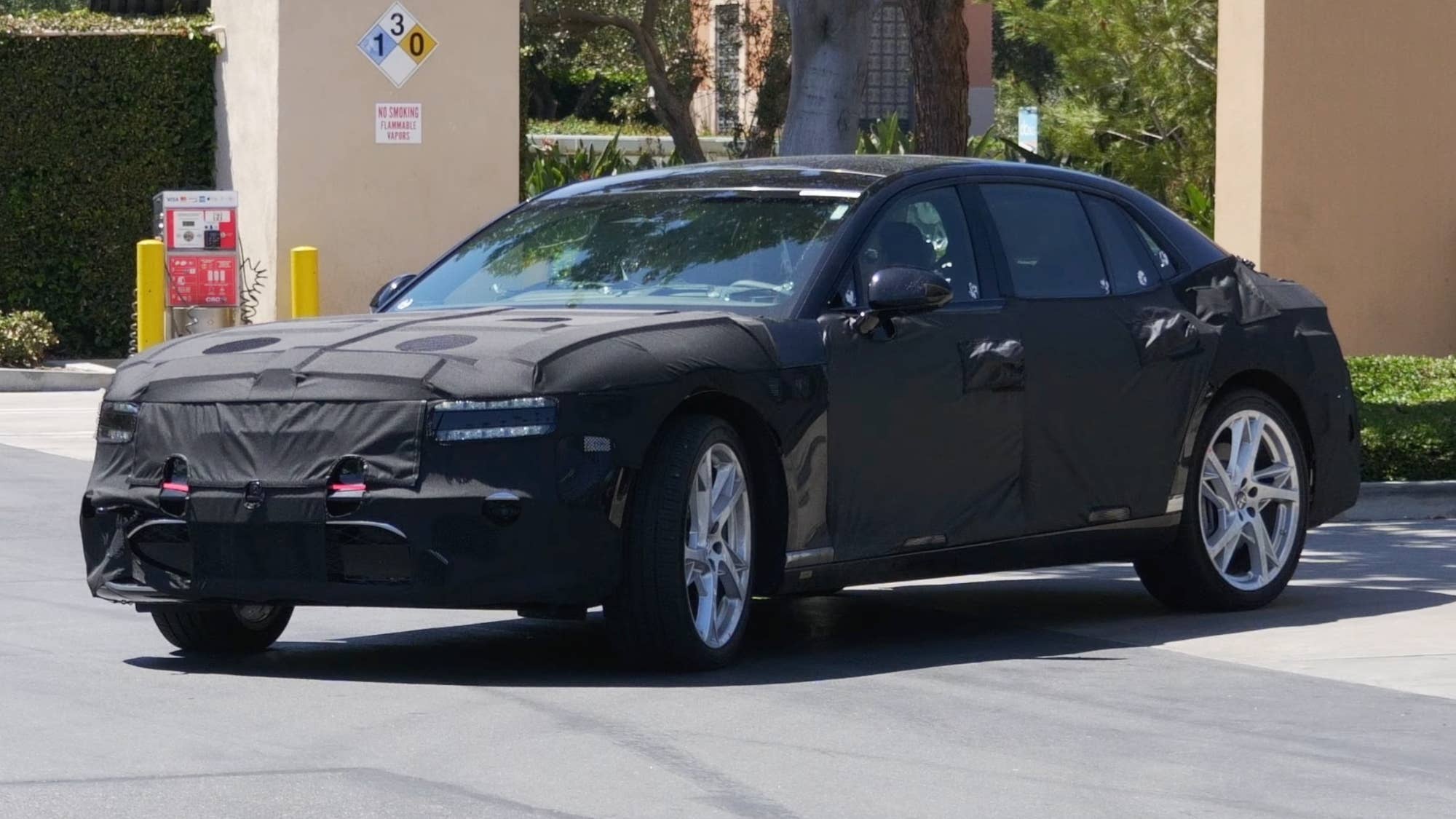 facelifted-genesis-g90-spotted.png?io=1&profile=w2560