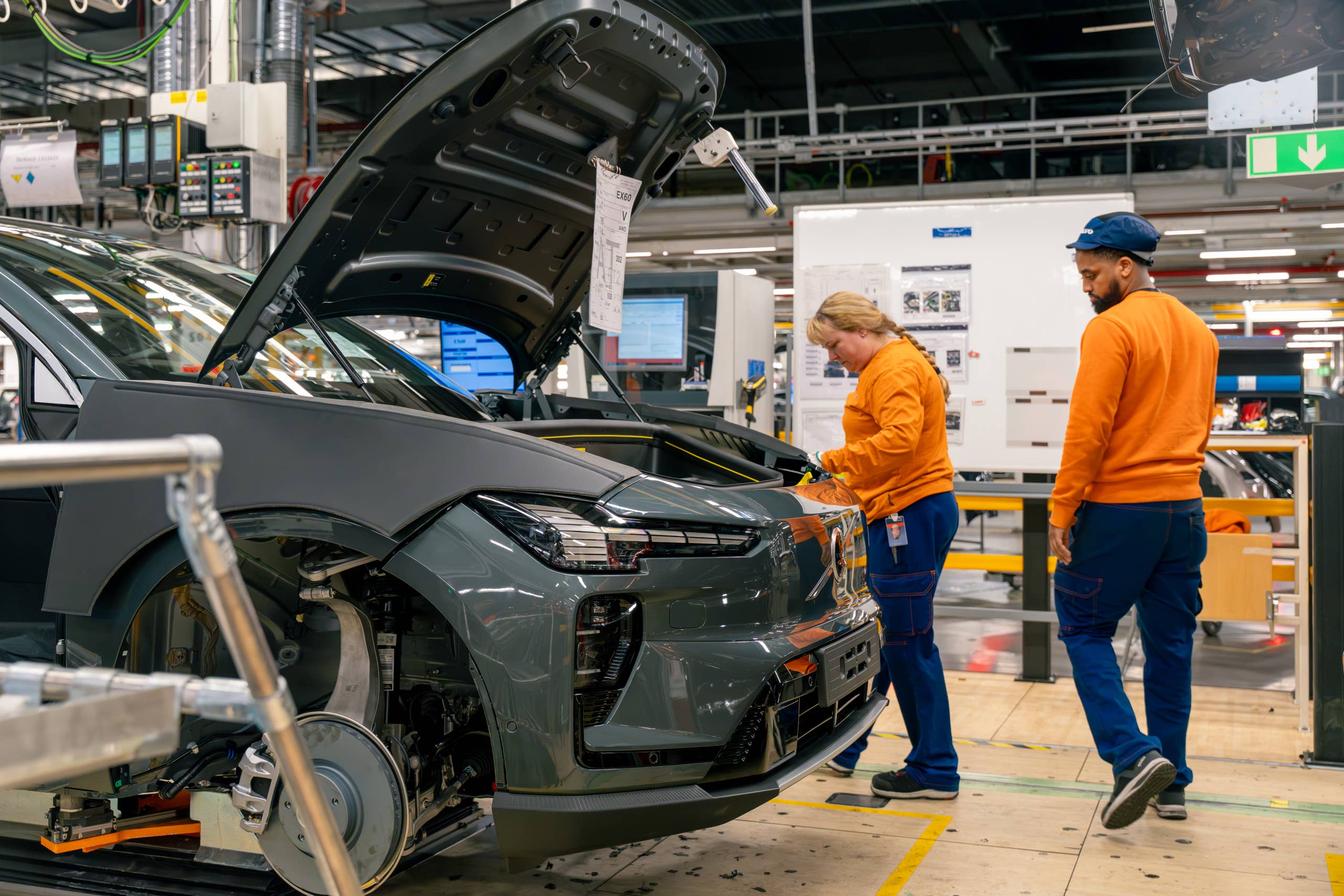 تفاصيل إنتاج Volvo EX60 الكهربائية على خط التجميع