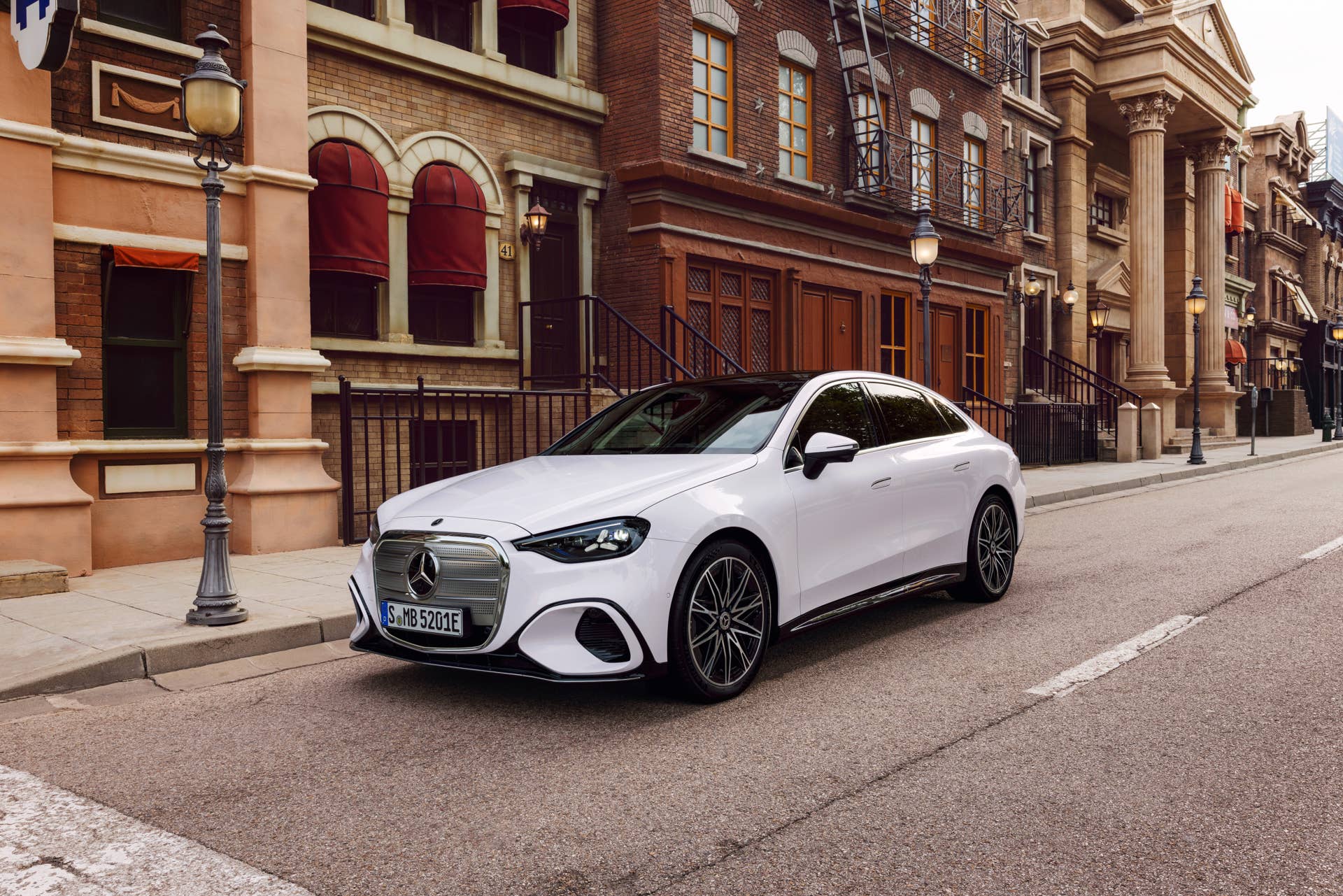 Mercedes-Benz оновив бензиновий C-Class: підсвічена решітка, штучний інтелект і гібридна підтримка