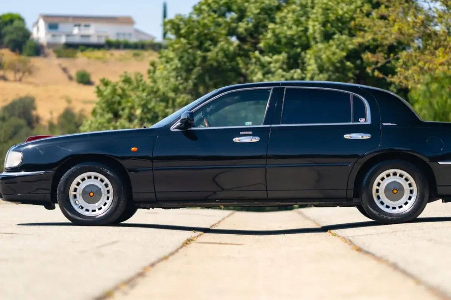 Hongqi CA7460 (Based on Lincoln Town Car)