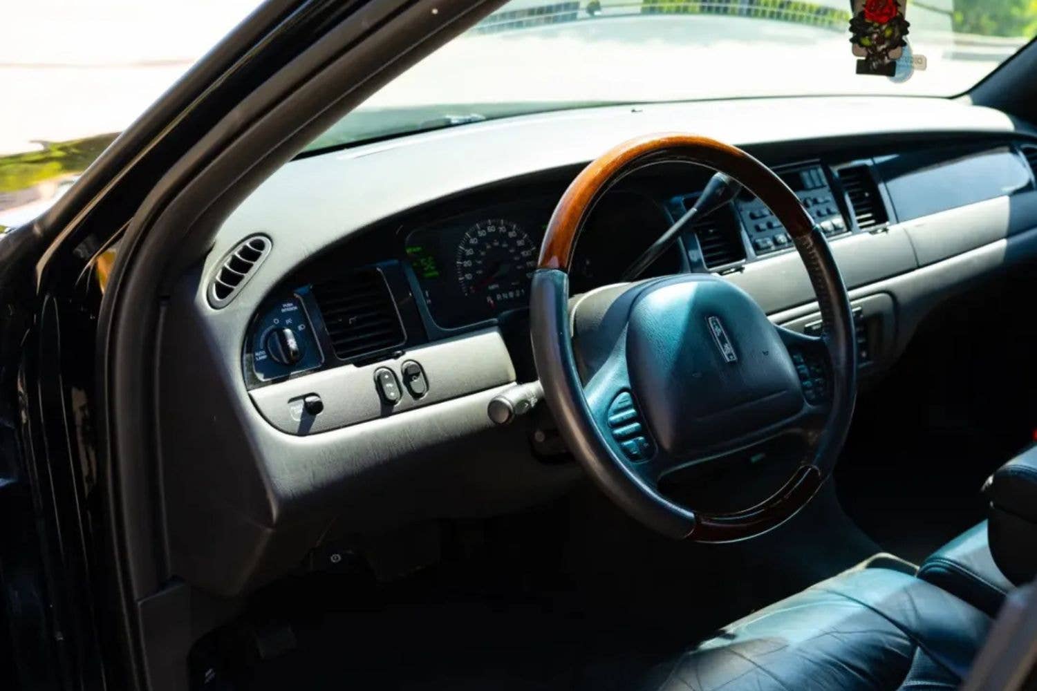 Hongqi CA7460 (Based on Lincoln Town Car)