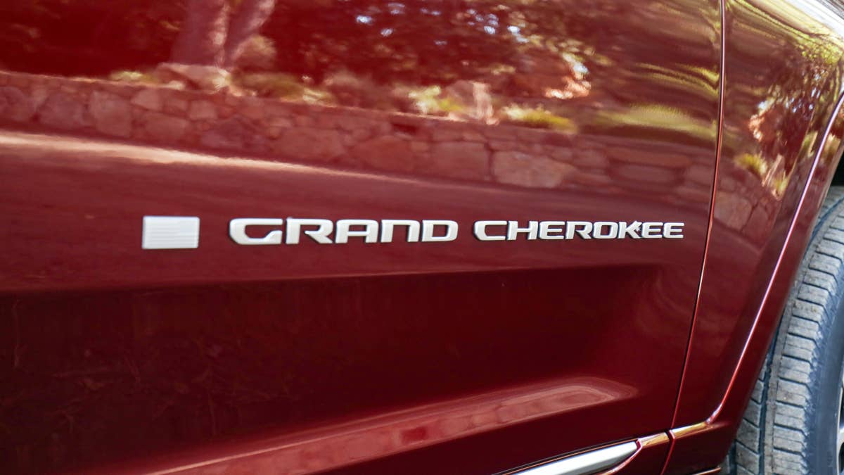 Stellantis is recalling over 419,000 Jeep Grand Cherokees (2022-2026 models) due to a critical software glitch delaying side airbags.