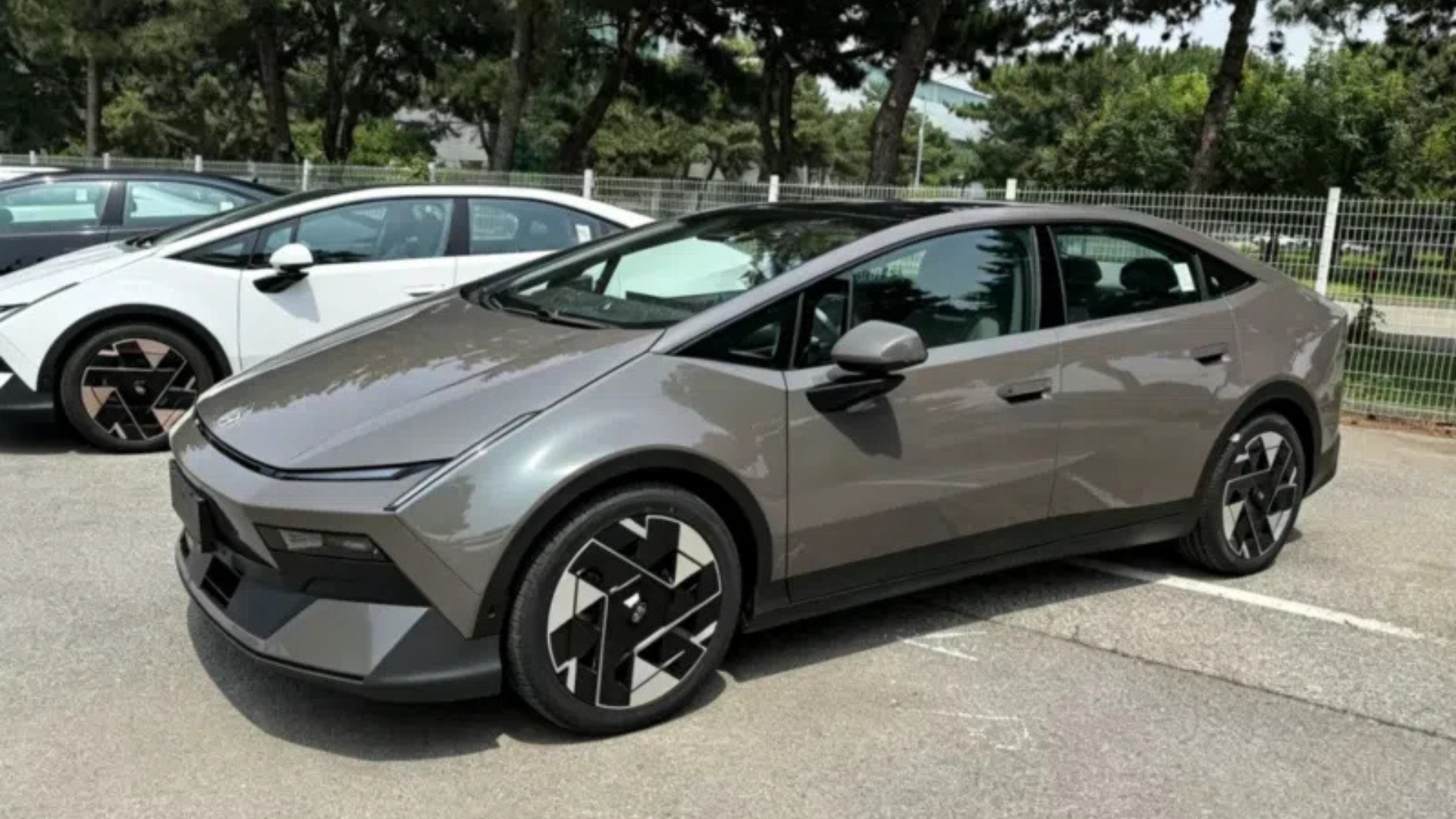 Seoul’s Sixteen-Foot Fastback: Hyundai’s Bronze-Age Ambition — image 2