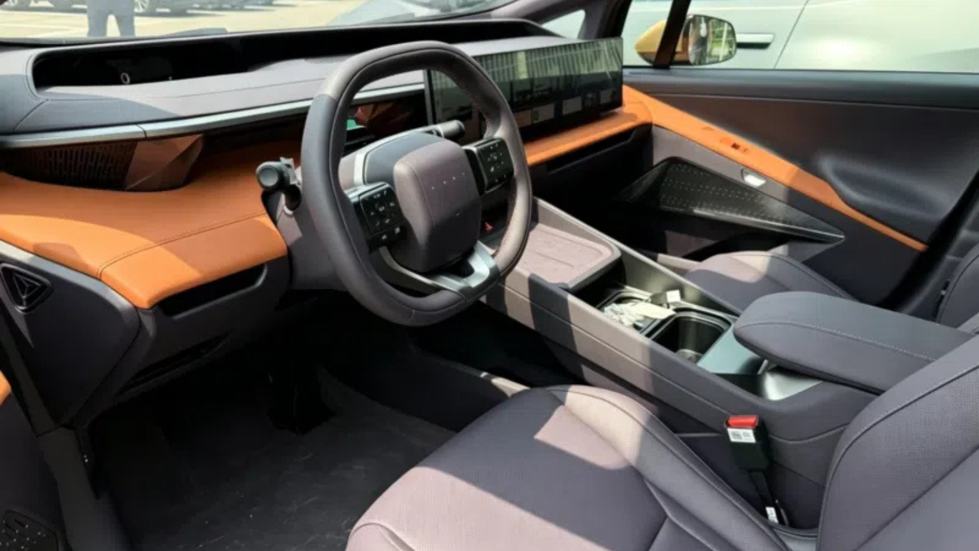 Seoul’s Sixteen-Foot Fastback: Hyundai’s Bronze-Age Ambition — image 4
