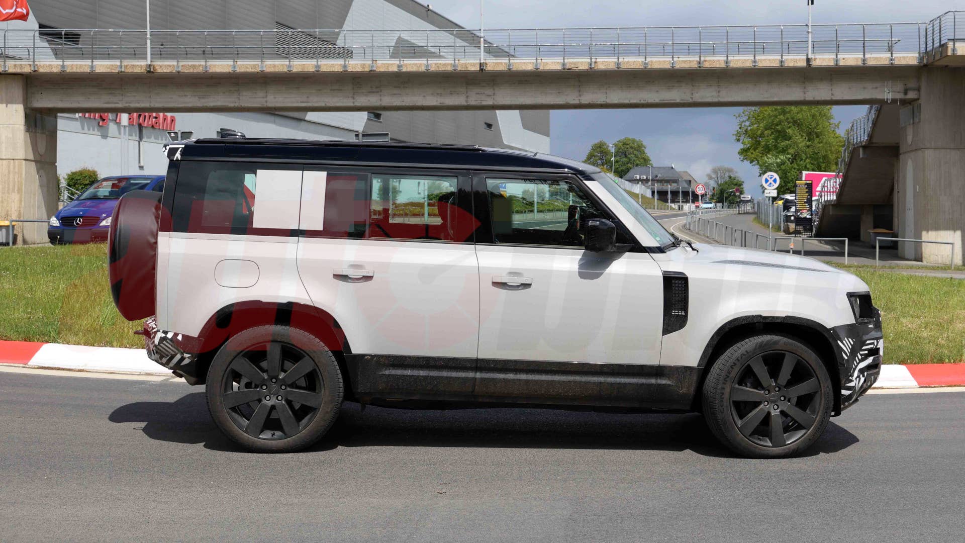 Prototype Defender Land Rover Defender Facelift Keeps The Iconic Shape Mostly Untouched ...