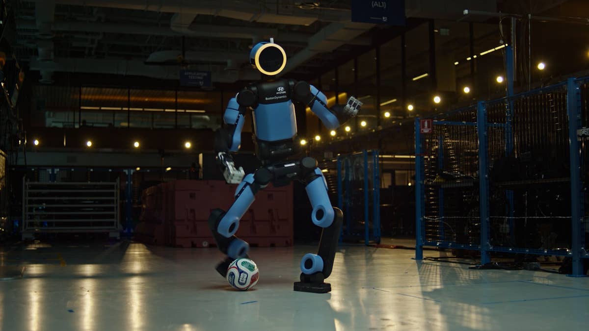 boston-dynamics-atlas-humanoid-robot-executing-soccer-drills-1.jpg?profile=rss