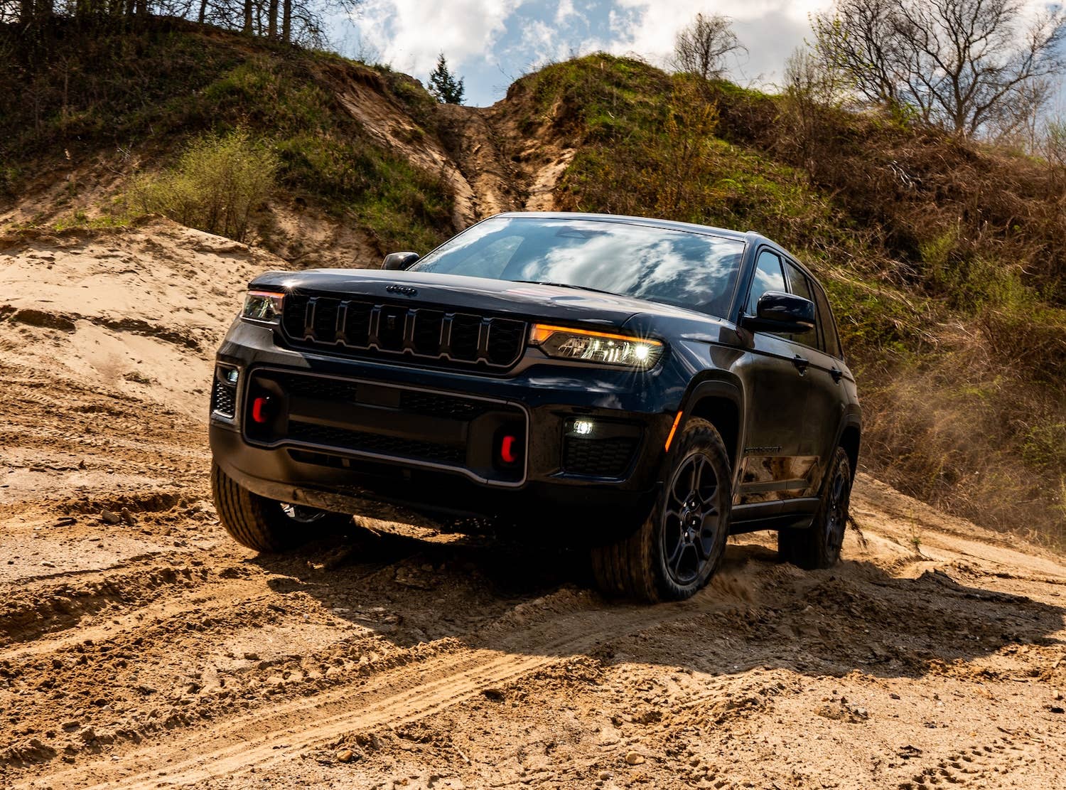 2027 Jeep® Grand Cherokee Trailhawk in black front view off-road driving