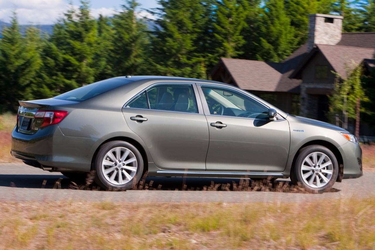 The side profile of the 2014 Toyota Camry XLE Hybrid
