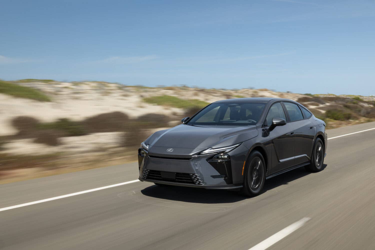 المظهر الخلفي لسيارة لكزس ES 350h 2026 بخطوط تصميمية انسيابية مذهلة