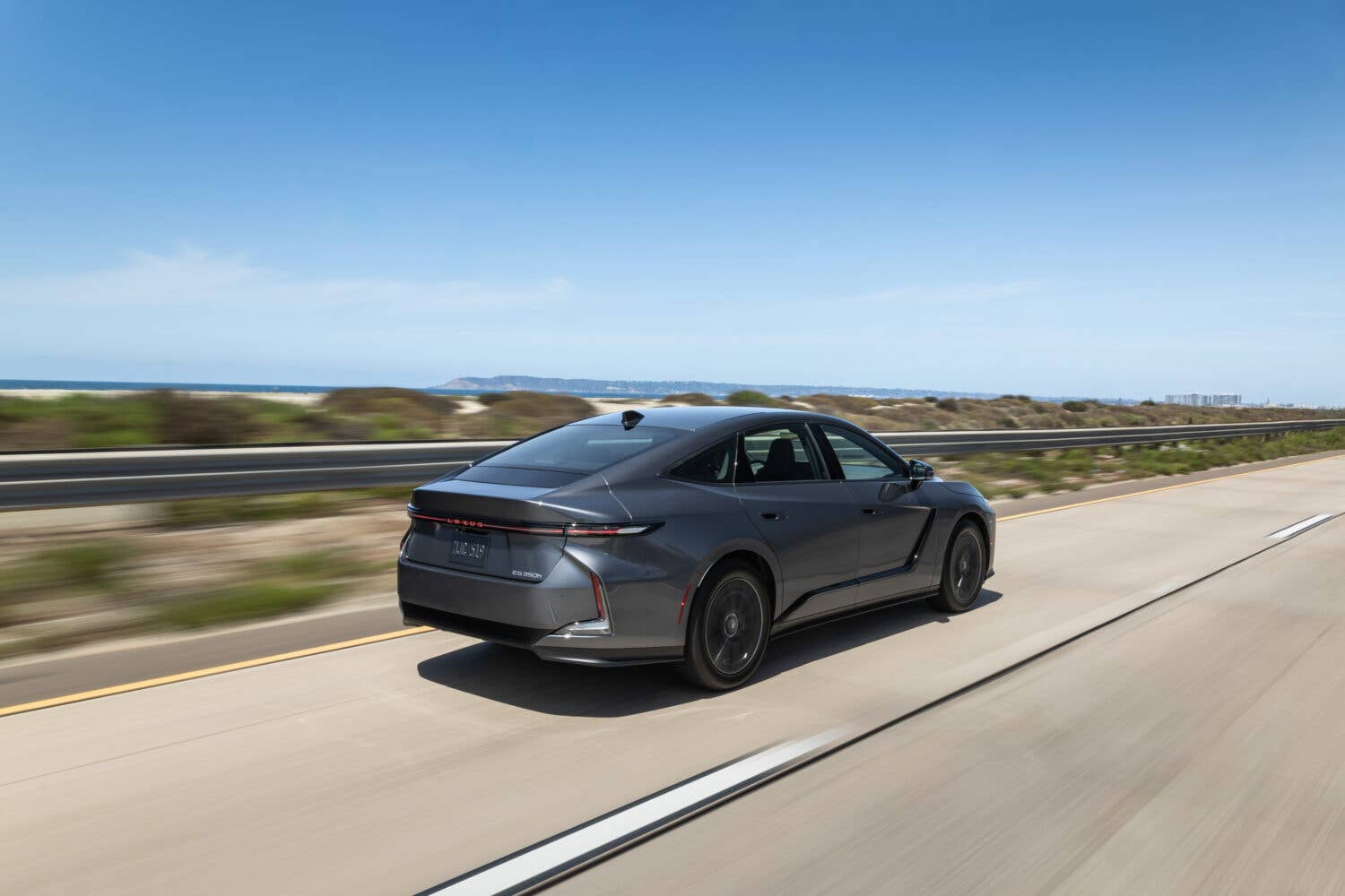 المنظر الجانبي الخلفي لسيارة لكزس ES 350h 2026