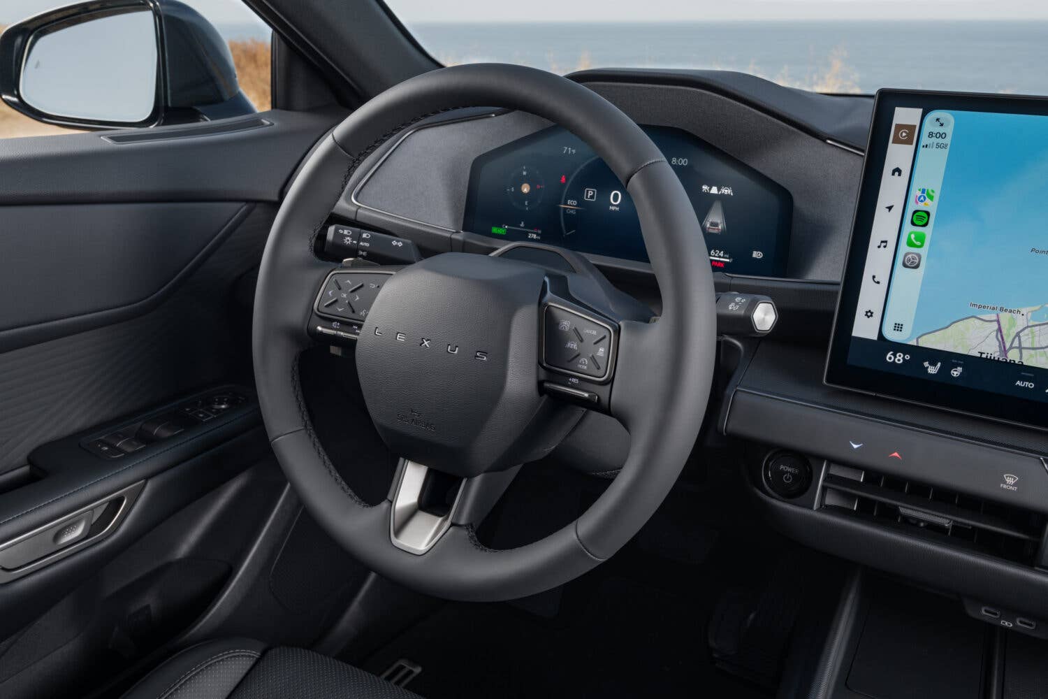 قيادة لكزس ES 350h 2026 على الطريق السريع بثبات كامل