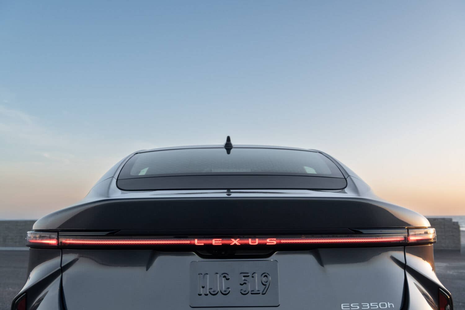 المقدمة وتصميم المصابيح المذهل في لكزس ES 350h 2026