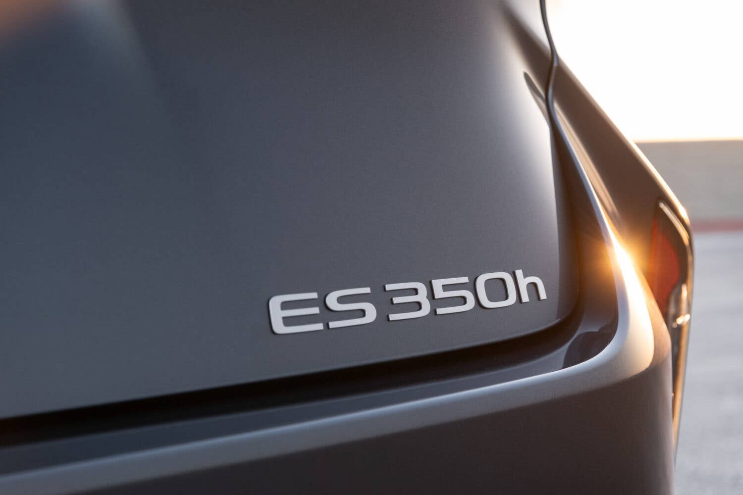 التصميم الجانبي الطويل لسيارة لكزس ES 350h 2026