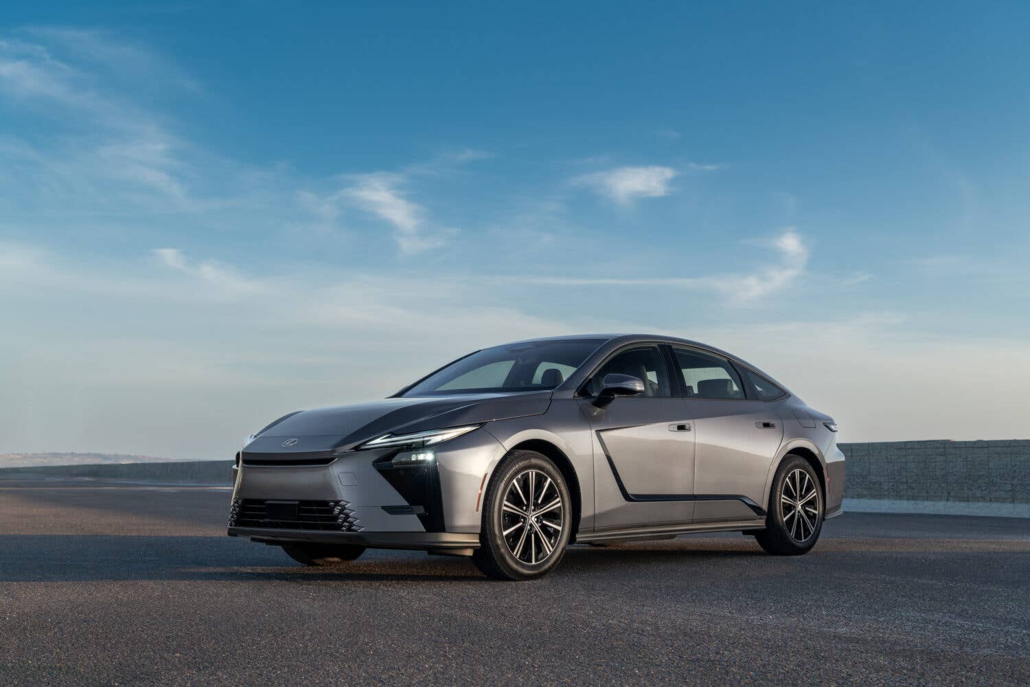 الجنوط والرفارف الجانبية في لكزس ES 350h 2026