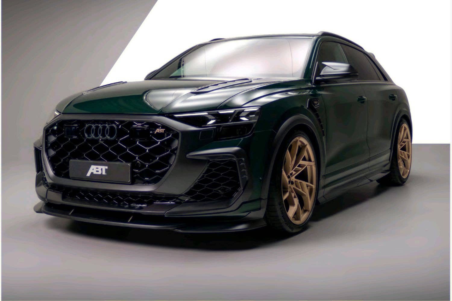 Side profile of the ABT RSQ8-LE 1000 showing wide-body carbon fenders