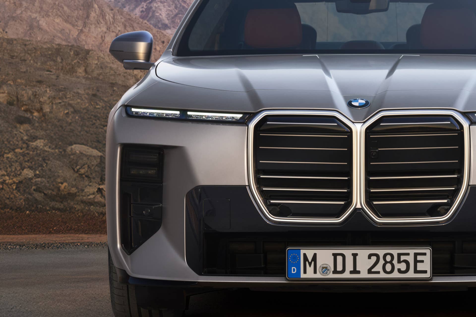 2027 BMW i7 60 xDrive in silver front view closeup