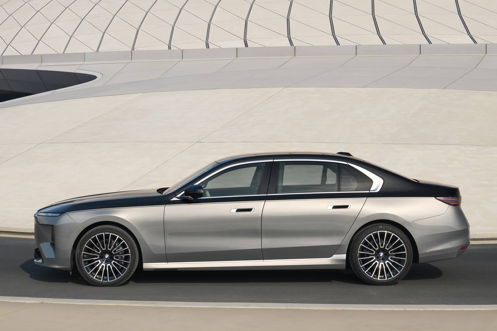 2027 BMW i7 with Premier package side view