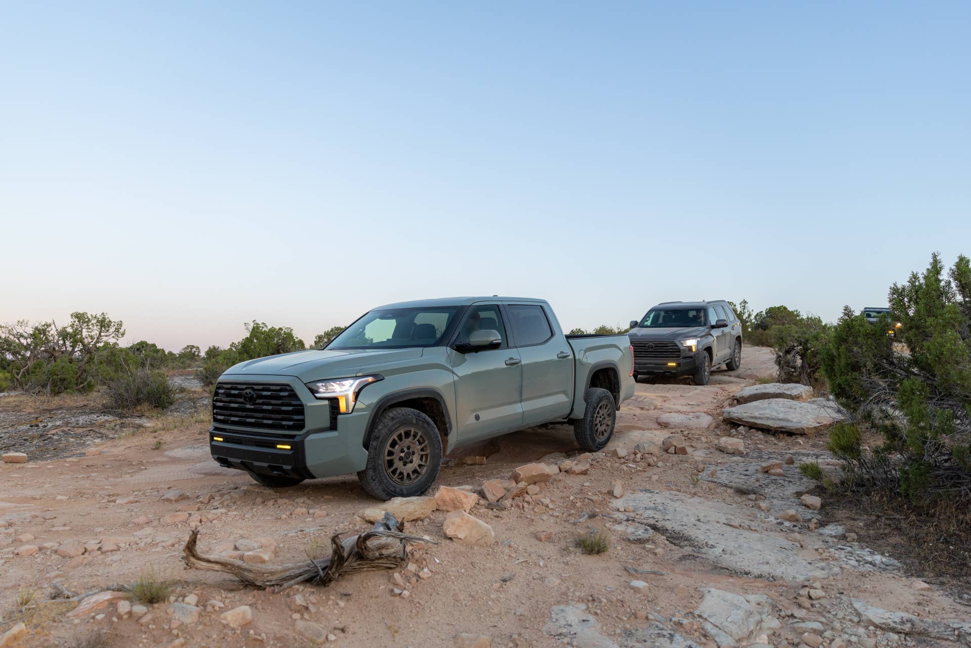 تويوتا تندرا Trailhunter 2027 بجانب سيكويا Trailhunter في التضاريس الصخرية