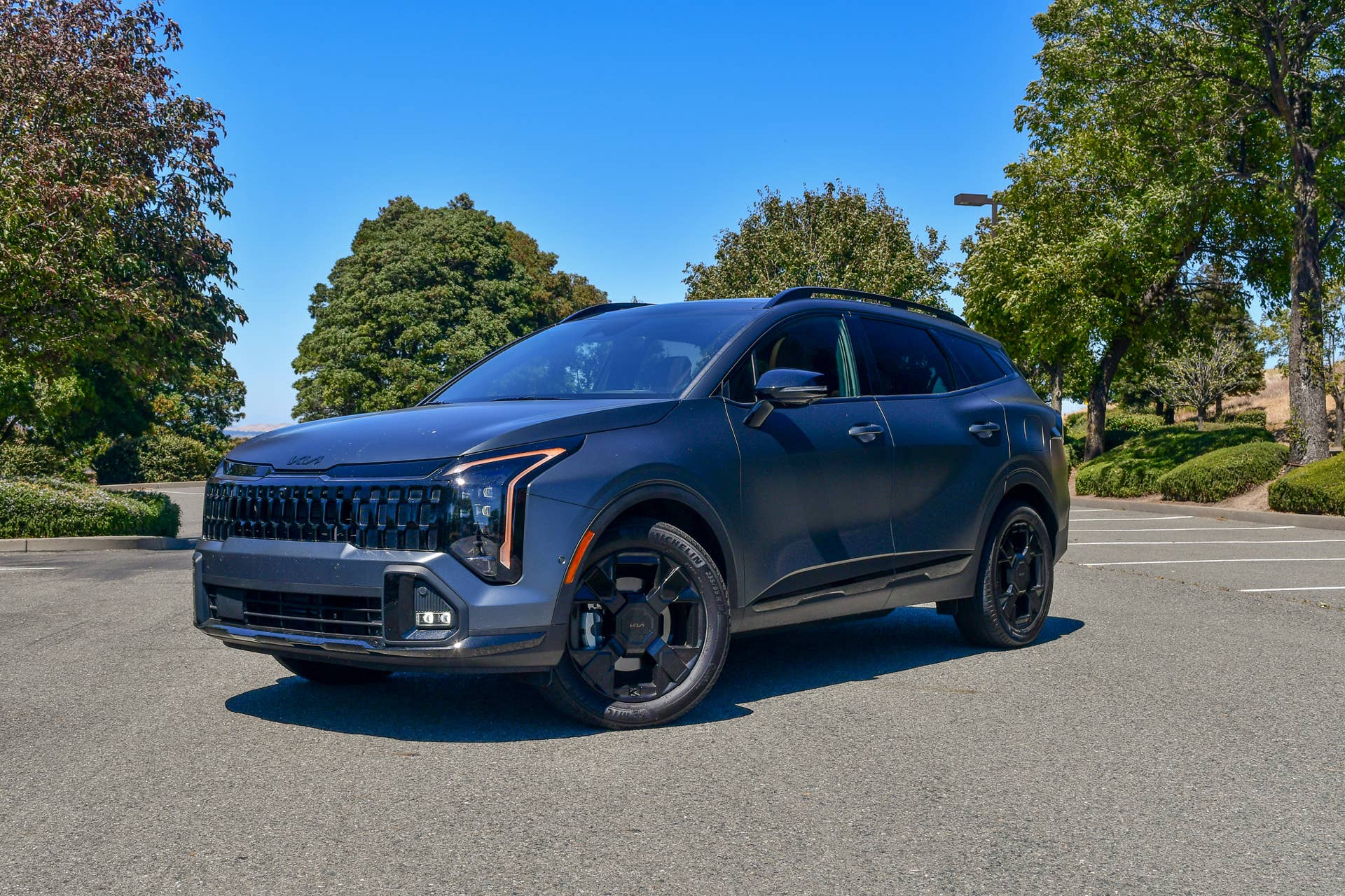 The front quarter end of the 2026 Kia Sportage X-Line SX Prestige PHEV