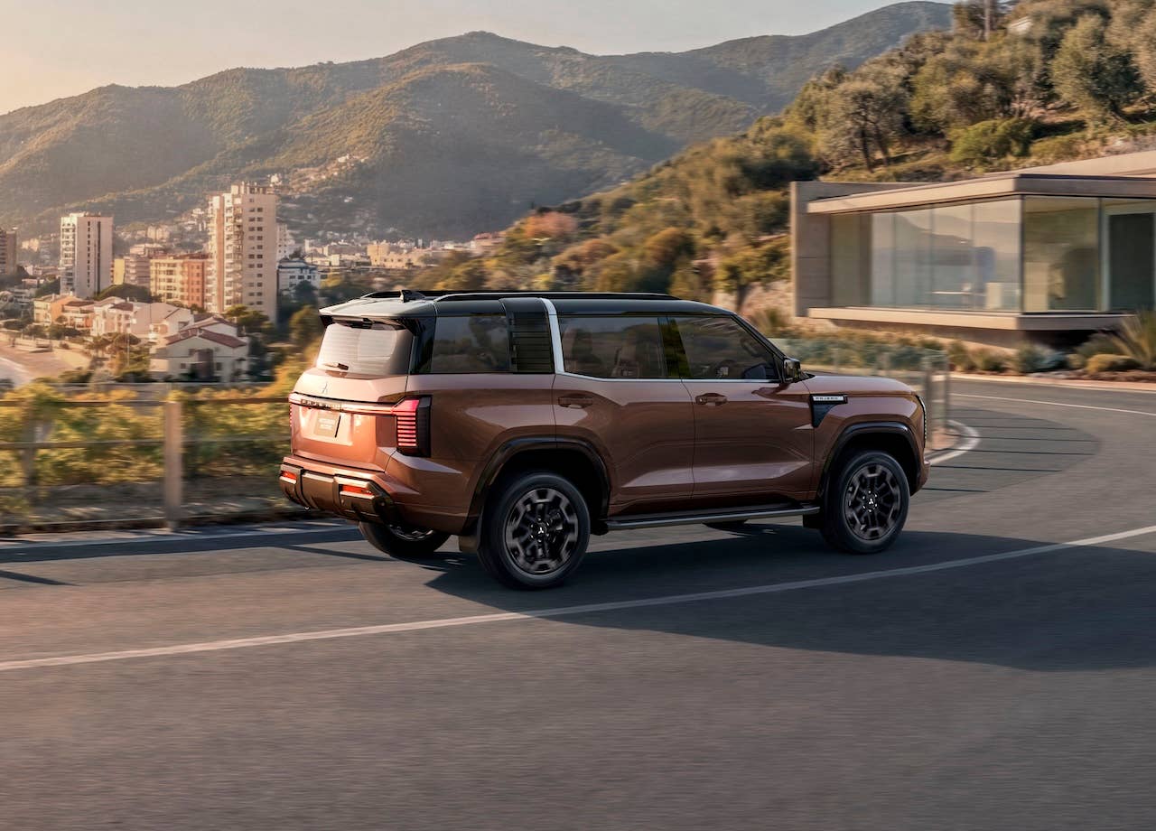 2027-mitsubishi-montero-pajero-images06.jpg?profile=w2560